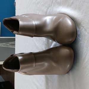 East 5th low brown zip up heels size 8